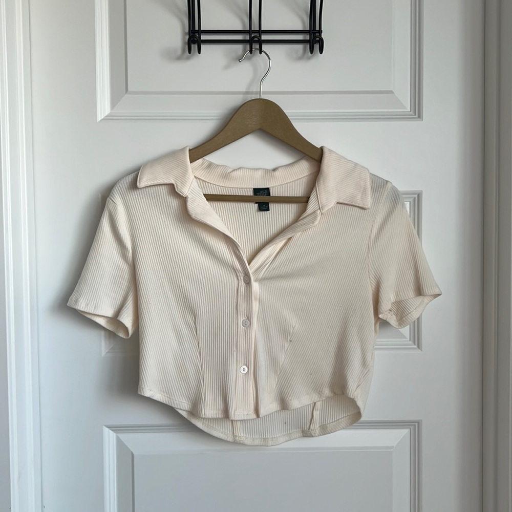 Off-white/ cream collared and button down shirt, cropped
